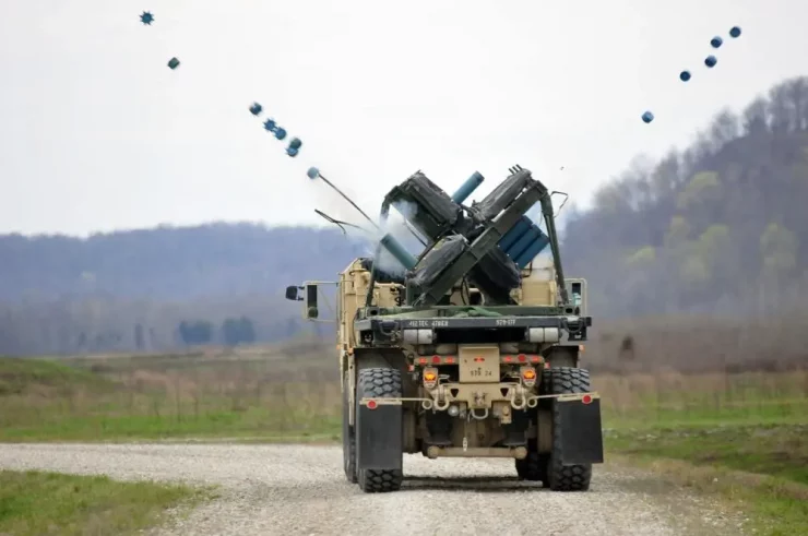 Taktické nákladné vozidlo M977 HEMTT so systémom dávkovania mín M136 Volcano umiestňuje cvičné míny počas školenia spoločnosti na Wilcox Range vo Fort Knox.