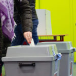 Volička hlasuje vo volebnej miestnosti na základnej škole v 1. kole prezidentských volieb Českej republiky 13. januára 2023 v Prahe.