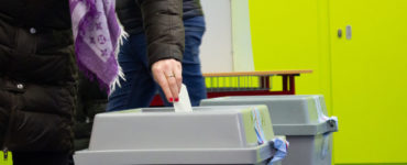Volička hlasuje vo volebnej miestnosti na základnej škole v 1. kole prezidentských volieb Českej republiky 13. januára 2023 v Prahe.