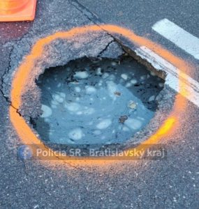 Prepadnutá čašť cesty pri známom bratislavskom trhovisku.