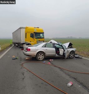 Tragédia v okrese Trebišov! Auto zošrotoval kamión, vodič zomrel