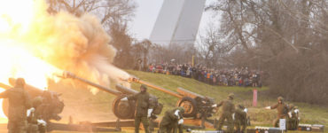 Vojaci vypálili 20 delostreleckých sálv na nábreží Dunaja v Bratislave na Nový rok 1. januára 2023.
