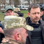 Eduard Heger (uprostred) počas návštevy ukrajinského mesta Buča pri Kyjeve počas 44. dňa ruskej invázie na Ukrajinu v piatok 8. apríla 2022.