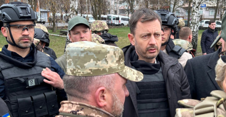Eduard Heger (uprostred) počas návštevy ukrajinského mesta Buča pri Kyjeve počas 44. dňa ruskej invázie na Ukrajinu v piatok 8. apríla 2022.