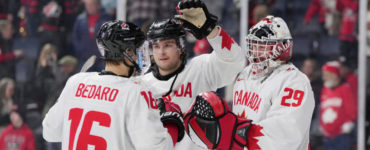 Kanadskí hokejisti zľava Connor Bedard,Joshua Roy a brankár Benjamin Gaudreau.