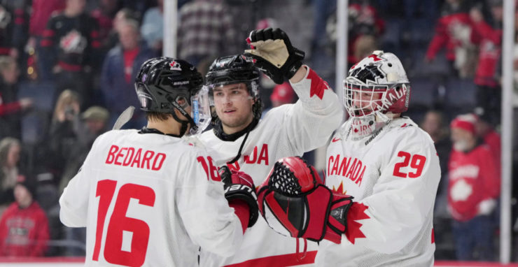 Kanadskí hokejisti zľava Connor Bedard,Joshua Roy a brankár Benjamin Gaudreau.