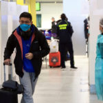 Cestujúci prichádzajúci z Číny odchádza po teste na ochorenie COVID-19 z testovacej kabínky na letisku Charlesa de Gaulla pri Paríži v nedeľu 1. januára 2023.