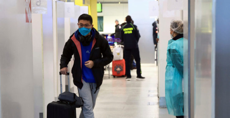 Cestujúci prichádzajúci z Číny odchádza po teste na ochorenie COVID-19 z testovacej kabínky na letisku Charlesa de Gaulla pri Paríži v nedeľu 1. januára 2023.
