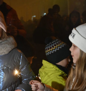 Deti zapaľujú prskavky počas novoročných osláv 1. januára 2023 na Hlavnej ulici v Košiciach.