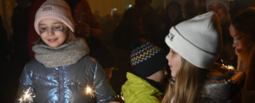 Deti zapaľujú prskavky počas novoročných osláv 1. januára 2023 na Hlavnej ulici v Košiciach.