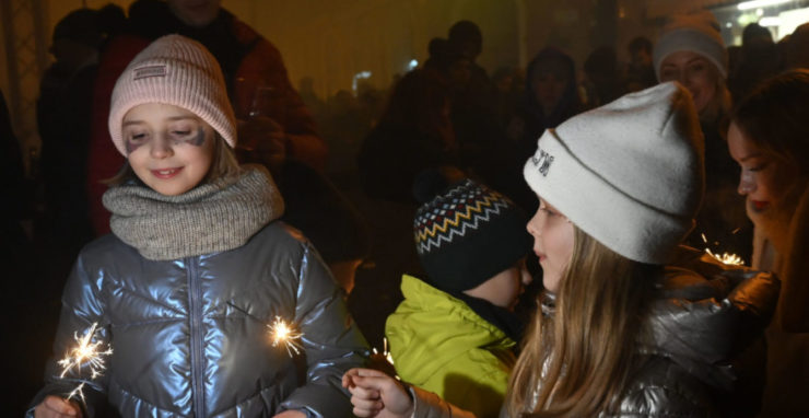 Deti zapaľujú prskavky počas novoročných osláv 1. januára 2023 na Hlavnej ulici v Košiciach.