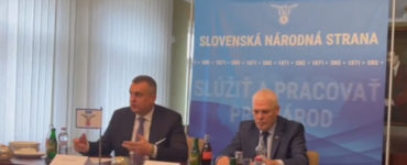 Na snímke z videa z ústredia národniarov predseda SNS Andrej Danko a Karol Farkašovský.