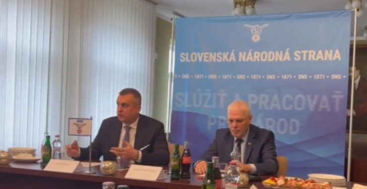 Na snímke z videa z ústredia národniarov predseda SNS Andrej Danko a Karol Farkašovský.