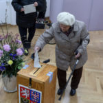 Volička hlasuje počas 2. kola prezidentských volieb vo volebnej miestnosti v obci Průhonice.