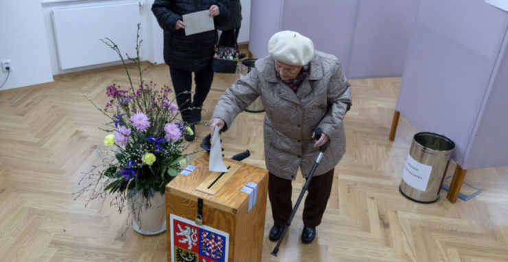 Volička hlasuje počas 2. kola prezidentských volieb vo volebnej miestnosti v obci Průhonice.