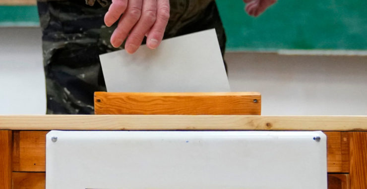 volič vkladá hlasovací lístok do volebnej schránky počas druhého kola prezidentských volieb vo volebnej miestnosti v českej obci Černouček v piatok 27. januára 2023.