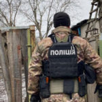 Na archívnej snímke ukrajinský policajt v Charkovskej oblasti dokumentuje následky ostreľovania