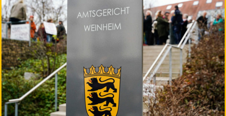 Tabuľa pred budovou okresného súdu v nemeckom Weinheime 2. januára 2023.