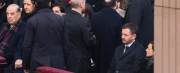 Druhý sprava dočasne poverený premiér Eduard Heger (OĽANO) s manželkou Luciou čakajú na Námestí sv. Petra na začiatok pohrebnej omše za zosnulého emeritného pápeža Benedikta XVI., vo štvrtok 5. januára 2023 vo Vatikáne.