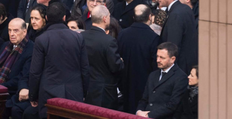 Druhý sprava dočasne poverený premiér Eduard Heger (OĽANO) s manželkou Luciou čakajú na Námestí sv. Petra na začiatok pohrebnej omše za zosnulého emeritného pápeža Benedikta XVI., vo štvrtok 5. januára 2023 vo Vatikáne.