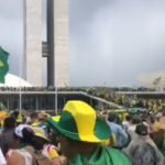 Tisíce priaznivcov exprezidenta Bolsonara na snímke z videa.