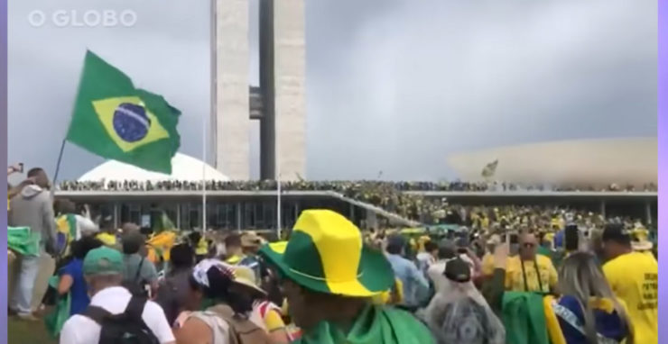 Tisíce priaznivcov exprezidenta Bolsonara na snímke z videa.
