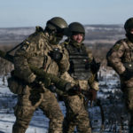 Ukrajinskí vojaci počas bojov medzi ukrajinskou a ruskou armádou o mesto Soledar.