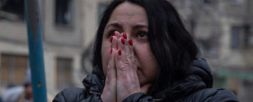 Žena reaguje pri pohľade na trosky výškovej obytnej budovy po sobotňajšom raketovom útoku ruskej armády v meste Dnipro na východe Ukrajiny v nedeľu 15. januára 2023.