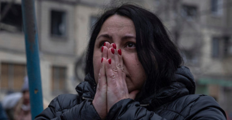 Žena reaguje pri pohľade na trosky výškovej obytnej budovy po sobotňajšom raketovom útoku ruskej armády v meste Dnipro na východe Ukrajiny v nedeľu 15. januára 2023.