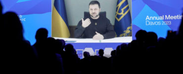 Ukrajinský prezident Volodymyr Zelenskyj počas prejavu na obrazovke prostredníctvom videokonferencie na zasadnutí Svetového ekonomického fóra v Davose 18. januára 2023.