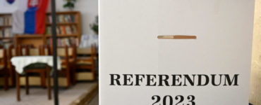 Na ilustračnej snímke volebná schránka pre referendum.