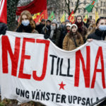 Ľudia protestujú počas demonštrácie proti tureckému prezidentovi Recepovi Tayyipovi Erdoganovi a tureckej blokáde vstupu Švédska do NATO v Štokholme 21. januára 2023.