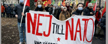 Ľudia protestujú počas demonštrácie proti tureckému prezidentovi Recepovi Tayyipovi Erdoganovi a tureckej blokáde vstupu Švédska do NATO v Štokholme 21. januára 2023.