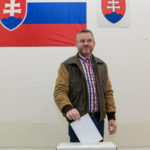Peter Pellegrini vhadzuje obálku s hlasovacím lístkom do volebnej schránky počas hlasovania v referende 21. januára 2023 v Bratislave.