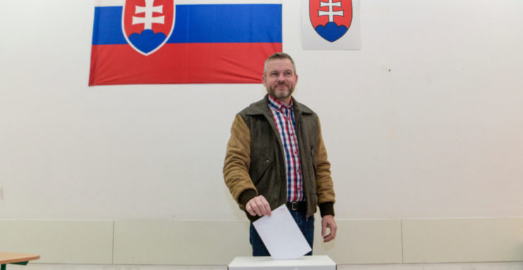 Peter Pellegrini vhadzuje obálku s hlasovacím lístkom do volebnej schránky počas hlasovania v referende 21. januára 2023 v Bratislave.