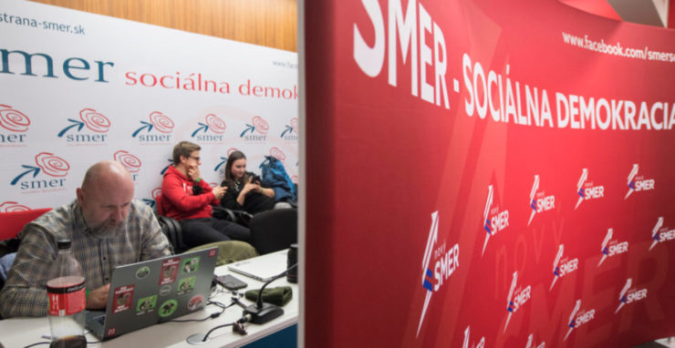 Na archívnej snímke novinári na centrále Smeru-SD pracujú počas volebnej noci v marci 2020.