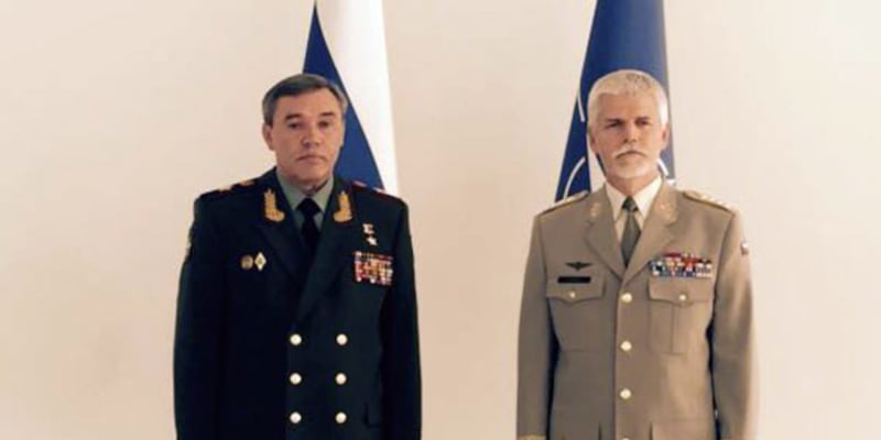 Kandidát na prezidenta Peter Pavel na fotke s ruským generálom Valerijem Gerasimovom.