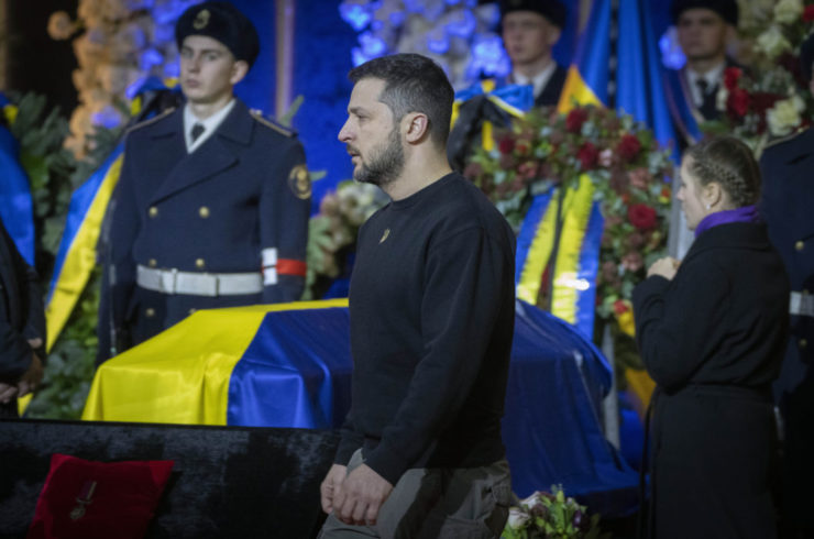 Volodymyr Zelenskyj vzdáva úctu obetiam v súvislosti s nehodou vrtuľníka pri meste Brovary počas ich pohrebu v Kyjeve 21. januára 2023.