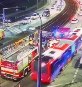 Fotografia z videa z miesta nehody, počas ktorej sa zrazila v Bratislave električka s autom.