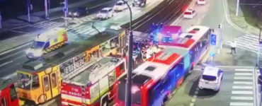 Fotografia z videa z miesta nehody, počas ktorej sa zrazila v Bratislave električka s autom.