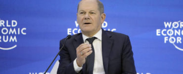 Nemecký kancelár Olaf Scholz rozpráva počas panelovej diskusie na Svetovom ekonomickom fóre (WEF) v davoskom kongresovom centre vo švajčiarskom Davose 18. januára 2023.