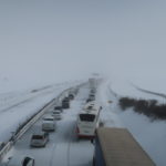 Sneženie a silný ietor od piatkového večera komplikujú situáciu na cestách v podtatranskom regióne.