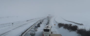 Sneženie a silný ietor od piatkového večera komplikujú situáciu na cestách v podtatranskom regióne.
