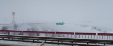 Na snímke snehová víchrica v meste Poprad, cesta v smere na Veľký Slavkov, pohľad na diaľnicu D1 v sobotu 4. februára 2023.