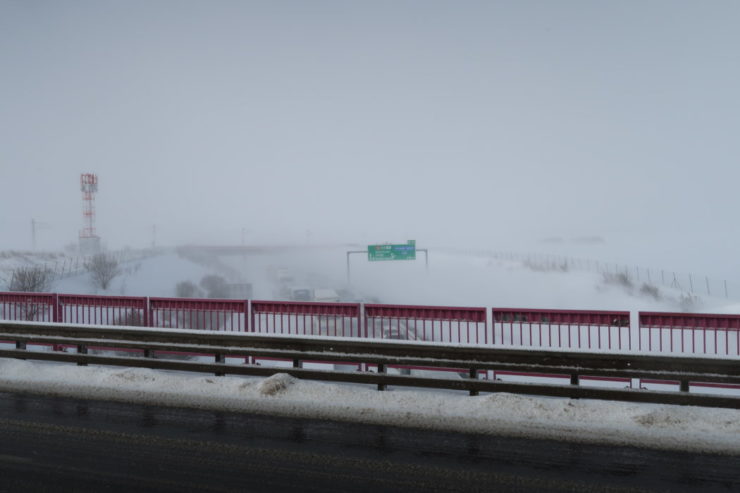 Na snímke snehová víchrica v meste Poprad, cesta v smere na Veľký Slavkov, pohľad na diaľnicu D1 v sobotu 4. februára 2023.