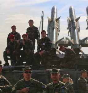 Na archívnej snímke vojaci sledujú cvičenie TOBRUQ LEGACY 2016 zamerané na zladenie systémov protivzdušnej obrany členských krajín NATO v priestoroch Centra výcviku Lešť.