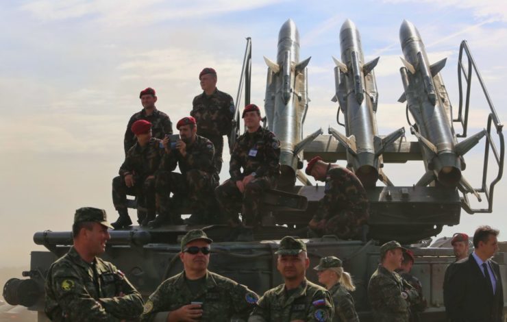 Na archívnej snímke vojaci sledujú cvičenie TOBRUQ LEGACY 2016 zamerané na zladenie systémov protivzdušnej obrany členských krajín NATO v priestoroch Centra výcviku Lešť.