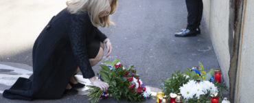 Zuzana Čaputová si uctila pamiatku Jána Kuciaka a Martiny Kušnírovej pri symbolickom pamätníku na Námestí SNP v Bratislave