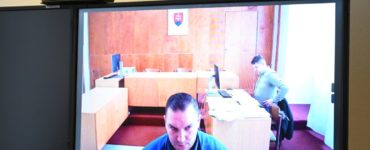 Juraj Hossu počas pojednávania, ktorého sa zúčastnil cez telemost na Okresnom súde v Trnave v stredu 22. februára 2023.