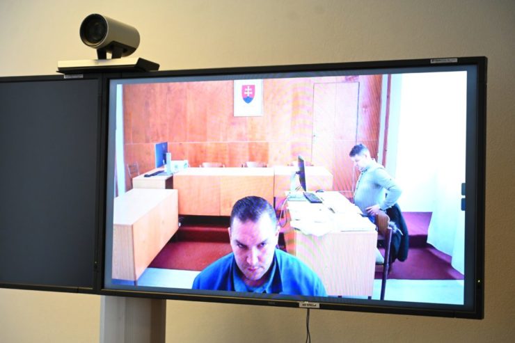 Juraj Hossu počas pojednávania, ktorého sa zúčastnil cez telemost na Okresnom súde v Trnave v stredu 22. februára 2023.